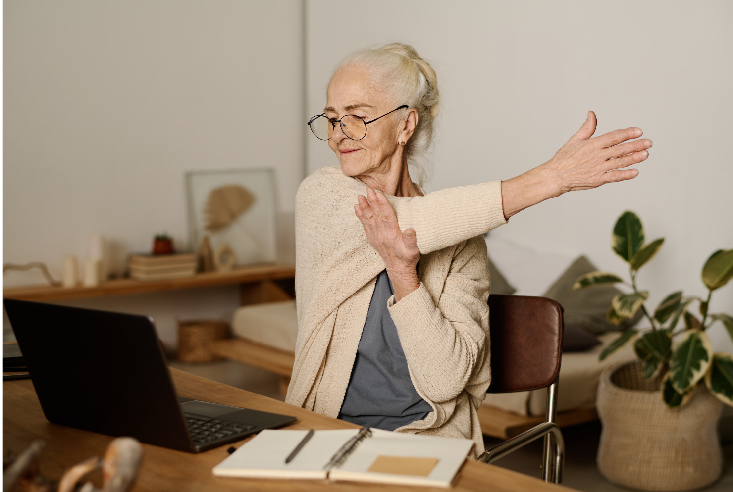 Integrated secure telehealth chat enables real-time communication between clinicians and patients, supporting remote guidance, progress discussions, and timely adjustments to the rehabilitation plan without requiring in-person visits